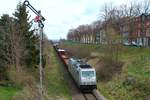 76 111 vom Stahlwerk Thüringen (SWT) am 13.4.2021 bei der Einfahrt zum Oberen Bahnhof Pößneck.