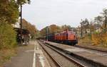 203 383 und 203 405 (SWT) fuhren am 19.10.18 einen Schrottzug von Cheb/Tschechien nach Könitz durch Pößneck oberer Bahnhof.