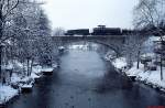 Lok 14 der Tegernsee-Bahn im Januar 1986 auf der Mangfallbrücke im Gmünd.