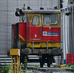 Zwei Führerstände von ausgedienten ThyssenKrupp-Diesellokomotiven.
