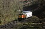 Mit einem beladenen Kalkzug schlängelt sich die ThyssenKrupp-Lok 547 am 17.03.2020 zwischen Auermühle und der Papierfabrik durch das Angertal (Bildausschnitt)