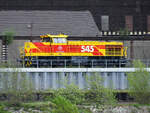 Die TKSE-Diesellokomotive 545 auf Solofahrt, so gesehen Anfang Mai 2021 in Duisburg-Wanheimerort.