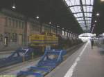 Am frhen Morgen des 11.09.2005 befand sich Lok 15 der TLG  mit einem Bauzug in der Halle des Wiesbadener Hauptbahnhofs.
