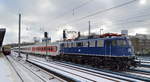 Nachdem die TRI Train Rental GmbH Lok mit  110 428-0  (NVR-Nummer:  9180 6 110 428-0 D-TRAIN ) mittags mit zwei blauen TRI Personenwagen Richtung Bf.