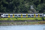 Der Desiro ML-Triebzug 460 015-0 trägt Werbung für das Welterbe Oberes Mittelrheintal, so gesehen Anfang August 2021 bei Remagen.