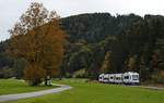 Am 07.10.2018 fährt ein Integral der Bayerischen Oberlandbahn bei Fischbachau in Richtung Bayrischzell, langsam hält auch hier der Herbst Einzug