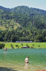 Ein Integral der Bayerischen Oberlandbahn fährt am 18.08.2013 am Südufer des Schliersees eintlang