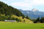 Bei Aurach ist ein Integral der BOB am 18.08.2013 von Bayrischzell nach München unterwegs, im Hintergrund der 1.838 m hohe Wendelstein