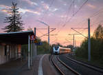 Ein Alstom Coradia Continental-Triebzug der Mitteldeutschen Regiobahn durchfährt am Abend des 01.