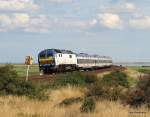 MaK DE 2700-10 verlsst am 6.08.09 mit der NOB 80512 nach Westerland/Sylt den Hindenburgdamm und wird gleich den Bahnhof von Morsum erreichen.