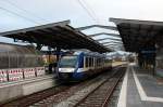 Im Bf Rendsburg wartet VT302 als NOB80646 am 25.09.2010 auf die Zeit zur Weiterfahrt, im Hintergrund die Brcke ber den Nord-Ostsee-Kanal.