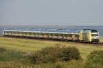 Die NOB von Hamburg Altona nach Westerland auf Sylt mit dem ER 20-015 verlsst den Hindenburgdamm und erreicht in Krze Morsum am 20.08.2011