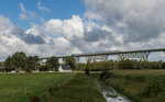 Ein Regionalzug von der NOB fährt in Richtung Hamburg und hat soeben die Hochbrücke über den NOK bei Hochdonn überquert. Aufgenommen am 29. August 2016.