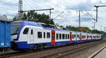 Überführung eines FLIRT3 XL für die Nordwestbahn (NVR: 94 80 3428 508-0 D-NWB........ ) durch die PRESS Lok  204 347-9  am 22.08.22 Durchfahrt Bahnhof Golm.
