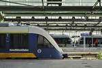 Blick durch die Bahnhofshalle des Duisburger Hauptbahnhofes am 03.05.2017, im Vordergrund der NordWestBahn-VT 648 921, dahinter zwei Abellio-ET nach Emmerich bzw. Arnhem