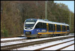 Auf Überführungsfahrt von Osnabrück nach Münster kommt hier am 2.12.2005 um 11.56 Uhr der Nordwestbahn VT 711 durch den Bahnhof Natrup Hagen.
