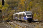 Bunter Herbst bei der Bahn und in der Natur. Ein NWB-Talent-Doppel (643 302 und 311)aus den Linien RB 84 und 85, die auf dem Abschnitt Ottbergen - Paderborn gekuppelt verkehren, verlässt den Bahnhof Altenbeken Richtung Paderborn. Aufnahme vom 10.11.21.
