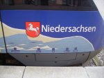 Das Wappen von Niedersachsen auf dem NWB Triebwagen in Wilhelmshafen