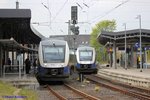 Aufgenommen am 30. April 2016 im Bahnhof Hameln. Zwei Züge der RB 77  Weserbahn  der NordWestBahn GmbH warten auf ihre Abfahrt auf der KBS 372. Der rechte Zug fährt Richtung Löhne, der linke Richtung Hildesheim.