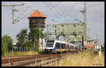 Ein dreiteiliger Nordwestbahn Zug nach Osnabrück verläßt hier am 04.07.2016 die Hunte Klappbrücke in Oldenburg.