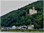 - An Mosel und Rhein - Vom Schiff aus hat man einen schnen Ausblck auf das Schloss Stolzenfels und die Trans regio Doppeleinheit, welche am 23.06.2011 den Koblenzer Stadtteil Stolzenfels durchfhrt.
