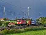 DB 185 151-8 mit einem Containerzug, ET316 von Meridian fährt in Richtung Salzburg.