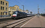 182 526-4 (Siemens ES64U2-026) verlässt mit einer TRI-Ersatzzuggarnitur den Bahnhof Ludwigsburg auf Gleis 4.