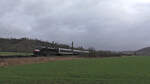 MRCE 182 526 (ES64 U2-026) fährt mit ihrem TRI-Ersatzzug auf dem RE11 von Kassel-Wilhelmshöhe nach Essen Hbf.