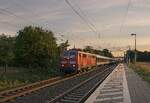 111 056 der GfF zieht den TRI-Verstärkerzug RE 89253 (RE 1) anlässlich der Gamescom 2022 durch den Bahnhof Bönen-Nordbögge (24.08.2022)
