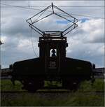 Lok Lina der Trossinger Eisenbahn mit ihrem überdimensionalen Stromabnehmer.