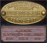 Die Fabrikschilder zeigen, der Triebwagen von MAN und die Lok der AEG sind mit 124 und 120 Jahren hochbetagt.