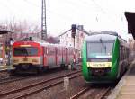 VT2E Knigstein - Frankfurt Hbf. und Vectus LINT 41 VT 268 Frankfurt-Hchst - Bad Soden/Taunus am 08.12.2004 in Frankfurt-Hchst. Laut Winterfahrplan ab 12.12.2004 wird die Strecke nach Bad Soden weiter von der Frankfurt-Knigsteiner-Eisenbahn betrieben, wieso der Vectus LINT 41 an diesen Tag hier fhrt, ist mir nicht bekannt.