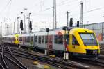 Eine Doppeltraktion nagelneuer Coradia LINT der TSB (Taunusbahn) im Verbund der HLB (Hessischen Landesbahn) bei Einfahrt in den Frankfurter Hauptbahnhof. Erst seit kurzem sind sie um Frankfurt im Einsatz. Im Einsatz bei der TSB/HLB sind sie seit Dezember 2006, vom Standort Knigstein aus 10 Einheiten. (27.04.09) .