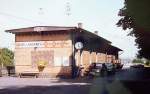 Bahnhof Neu Anspach mit anschlieendem Gterschuppen und Stckgut auf der Rampe, 1. Hlfte der 1980iger Jahre.
