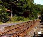 Direkt am Tunnel gelegen: Haltepunkt Jgerhaus - im Vordergrund die Abzweigung des Ladegleises der ehemaligen Saarwerke, 1. Hlfte der 1980iger Jahre.