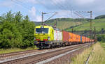 193 551 der TX schleppte am 16.06.17 einen Containerzug durch Himmelstadt Richtung Würzburg.