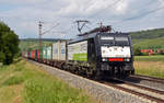189 287 der TX schleppte am 16.06.17 einen Containerzug durch Retzbach-Zellingen Richtung Würzburg.