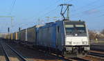 Wahrscheinlich für TXL im Einsatz die Railpool Lok  185 697-0  [NVR-Nummer: 91 80 6185 697-0 D-Rpool] mit Taschenwagenzug aus Rostock Richtung Verona am 04.12.19 Bf.