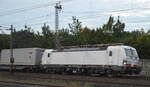 TX Logistik GmbH, Bad Honnef [D] mit der ganz neuen noch weißen Alpha Trains Vectron  193 596  (NVR:  91 80 6193 596-4 D-ATLU ) und Taschenwagenzug am 25.08.21 Vorbeifahrt Bf.