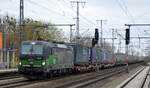 TX Logistik AG, Troisdorf [D] mit der ELL VEctron  193 264   [NVR-Nummer: 91 80 6193 264-9 D-ELOC] und KLV-ZUg Richtung Rostock Seehafen am 06.04.22 Durchfahrt Bf.