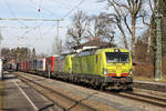 TXL 193 558  Natural Talent  und eine weitere 193 fahren mit einem KLV-Zug durch den Bahnhof Aßling, 17.12.2021