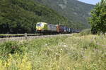 Die 193 551 von TXL mit Taschenwagen auf der Inntalstrecke bei Oberaudof in Richtung Kufstein. Aufgenommen am 26.07.21