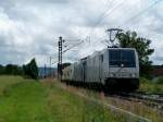 185 693 fährt am 29.06.13 mit ES 64 F4 - 027 im Schlepp sowie einem Güterzug durch das Maintal bei Himmelstadt, Richtung Gemünden (Main!)