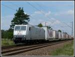 Silber, weiß und rot:  TX Logistik 185 537 zieht am 1.8.14 den DGS 49511 (MARS KLV) über die Rheinbahn.