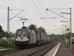 182 560 von TX Logistik  Mauerfall  zieht am 11.August 2016 einen KLV-Zug durch Thüngersheim in Richtung Gemünden(Main).