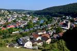 Eines der schönsten Motive im Altmühltal ist der Blick vom sogenannten Panorama-Weg über der Ort Solnhofen.