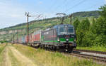 193 266 der TX schleppte am 15.06.17 einen Zug des kombinierten Verkehrs durch Thüngersheim Richtung Würzburg.