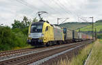 Der letzte gelb/silberne Taurus wird bei der TX eingesetzt. Mit einem Zug des kombinierten Verkehrs rollt 182 511 am 16.06.17 durch Himmelstadt Richtung Würzburg. 