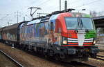 Gerade bei grauem dunklen Wetter immer ein Genuss, dieser Farbtupfer, die MRCE Vectron X4 E - 640/193 640-0  CONNECTED BY RAIL  von TXL mit dem Papierzug Richtung Rostock am 17.02.18 Bf.