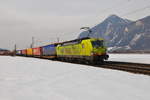 Der TXL-Vectron 193 559 mit einem Taschenwagen-Zug am 21.02.19 bei Oberaudorf in Richtung Kufstein.